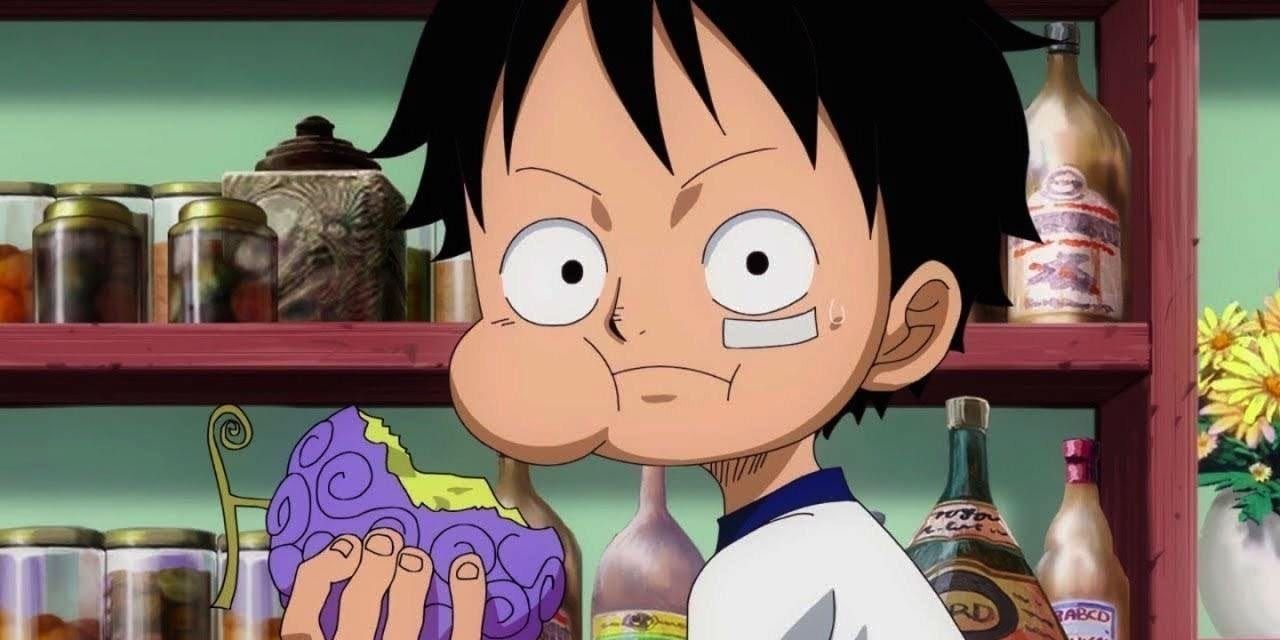 Luffy eats the Gomu Gomu no Mi Devil Fruit