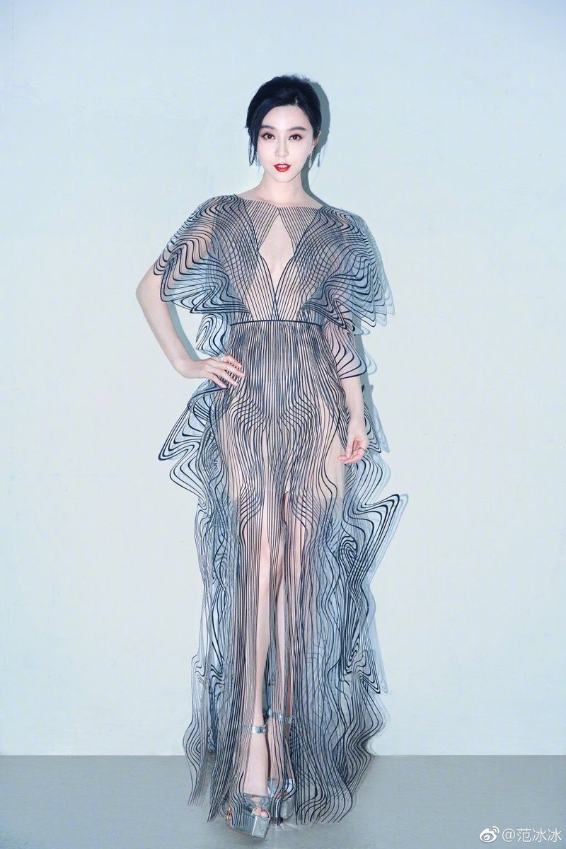 Fan Bingbing appeared seductively at a major awards ceremony in China, with a Sєxy semi-open and semi-closed wavy dress.