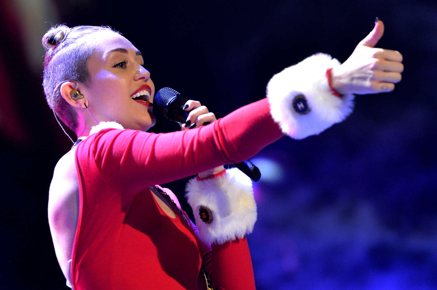 Miley Cyrus 2013 : Miley Cyrus at 93 3 FLZs Jingle Ball -02