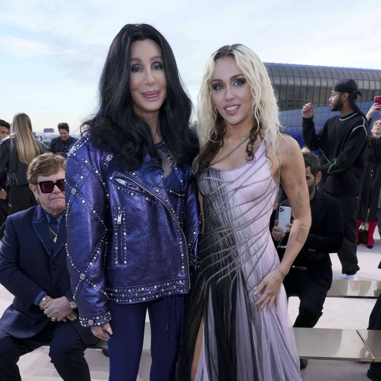 Miley Cyrus et Cher : duo ultra mode au défilé Versace - Elle