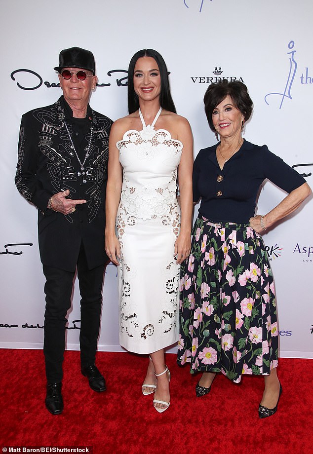 The 39-year-old singer was joined by her mother Mary Perry, 75, and her father Keith Hudson, 76, at the Beverly Wilshire, A Four Seasons H๏τel in Beverly Hills