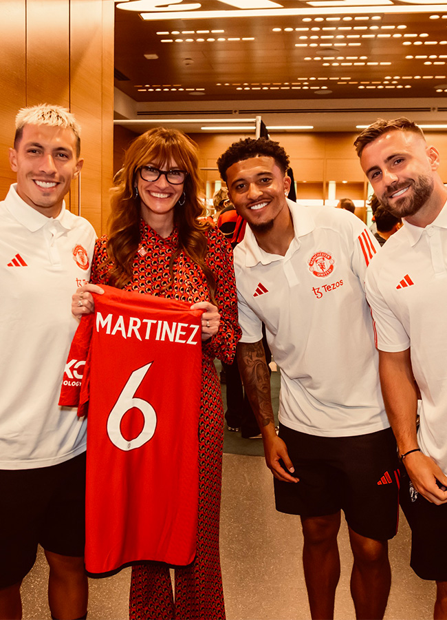 Julia Roberts with Manchester United players Lisandro Martinez, Jadon Sancho and Luke Shaw. Pic: Manchester United