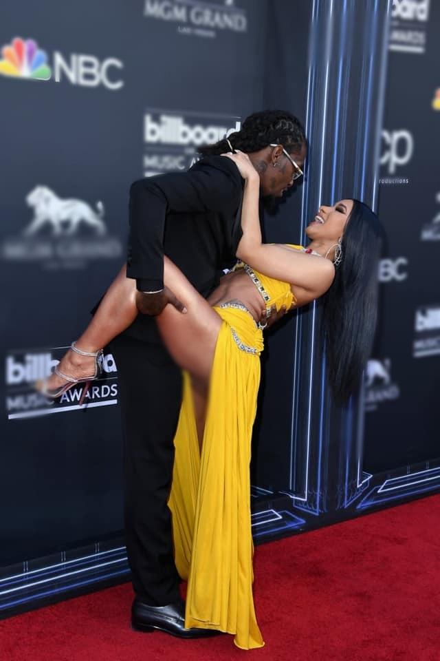 Gắt như Cardi B: Đã không mặc quần lót lại còn pose dáng bá đạo lộ vùng kín trên thảm đỏ Billboard 2019-4