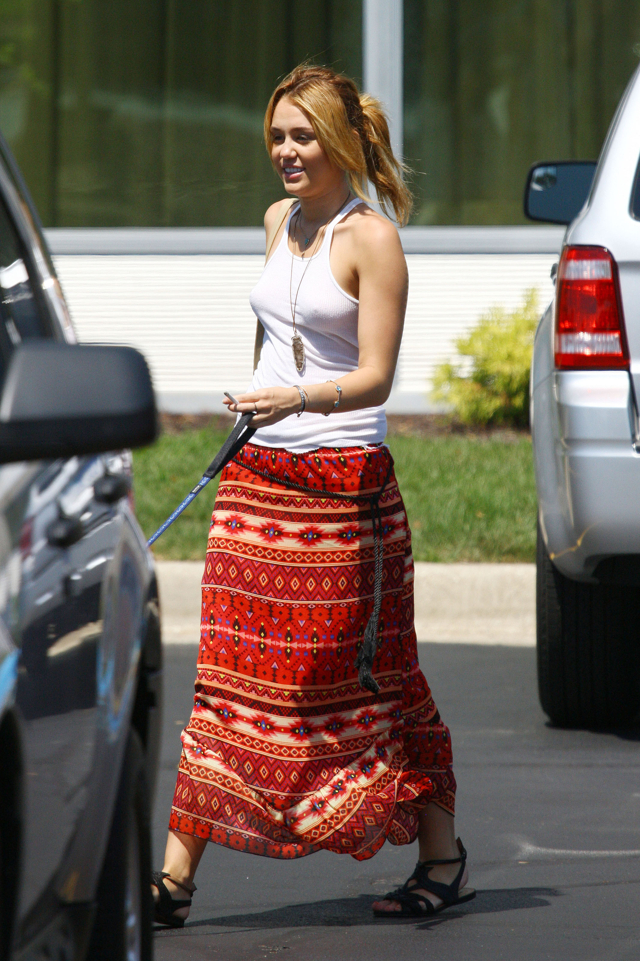 Miley Cyrus 2011 : miley-cyrus-white-t-shirt-candids-07