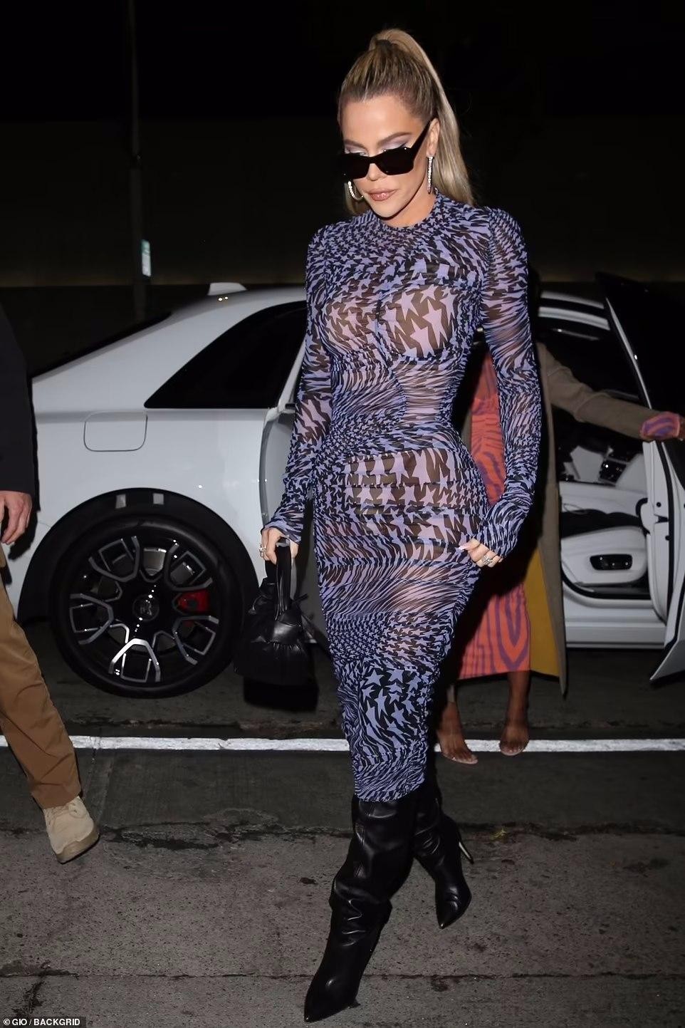 Khloe Kardashian shows off her Sєxy 'hourglᴀss' body, see-through dress reveals her ʙuтт pH๏τo 2