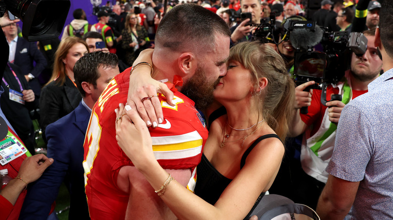 Travis Kelce and Taylor Swift kissing