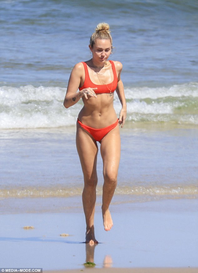  Fitspo! Her incredibly fit physique was on display as she ran