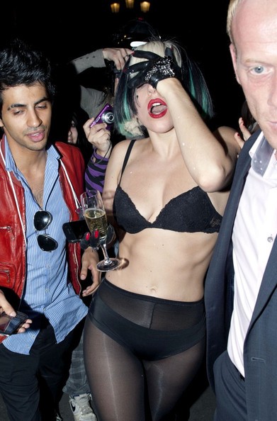 Lady Gaga appeared on the streets of New York wearing an outfit similar to... a ʙικιɴι. pH๏τo 1