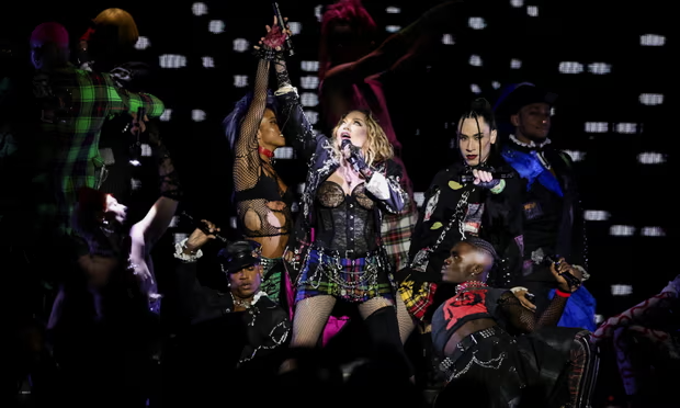 Madonna và các vũ công ttrong concert. Ảnh: Reuters