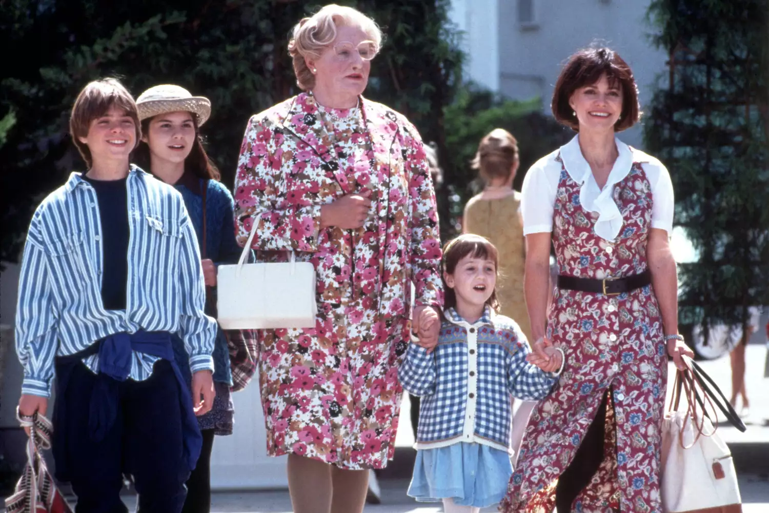 Matthew Lawrence (left), Lisa Jakub, Robin Williams, Mara Wilson and Sally Field in 'Mrs. Doubtfire' (1993)