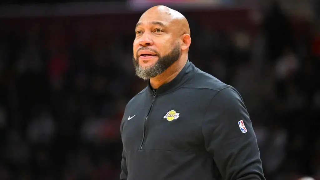 Darvin Ham looks on during a Lakers game.