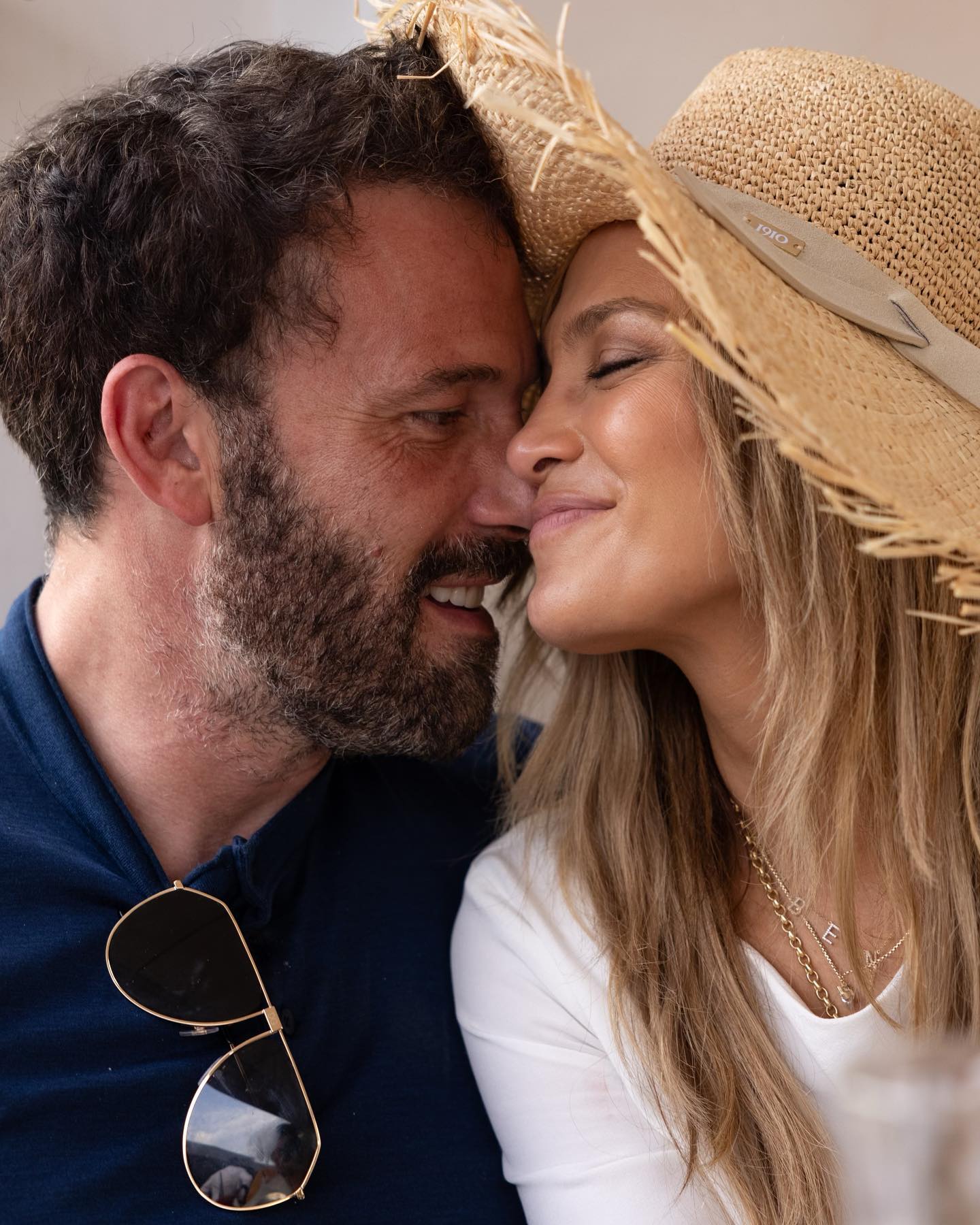 ben affleck and jennifer lopez touching heads