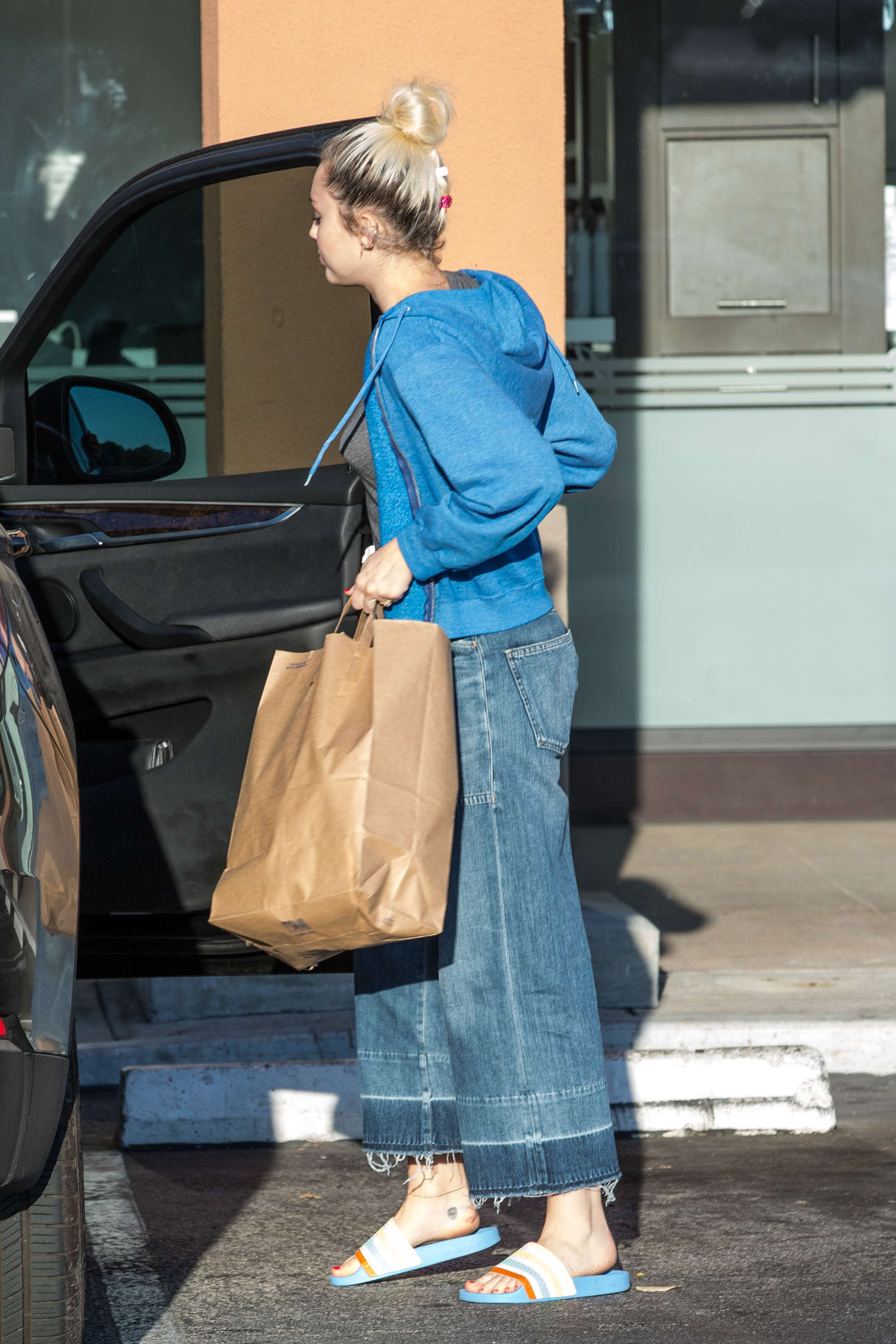 Miley Cyrus 2016 : Miley Cyrus out in Woodland Hills -12