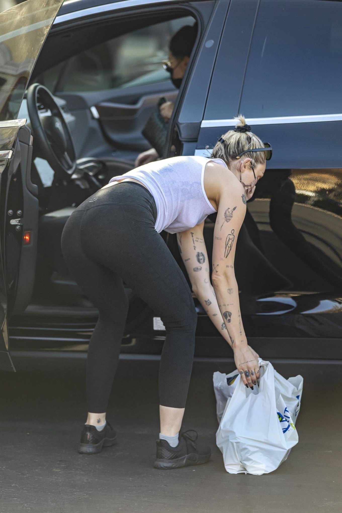 https://airtransportnews.com/wp-content/uploads/2024/07/1721052852_828_Miley-Cyrus-Spotted-on-Pharmacy-Run-in-Laid-Back-Calabasas.jpg