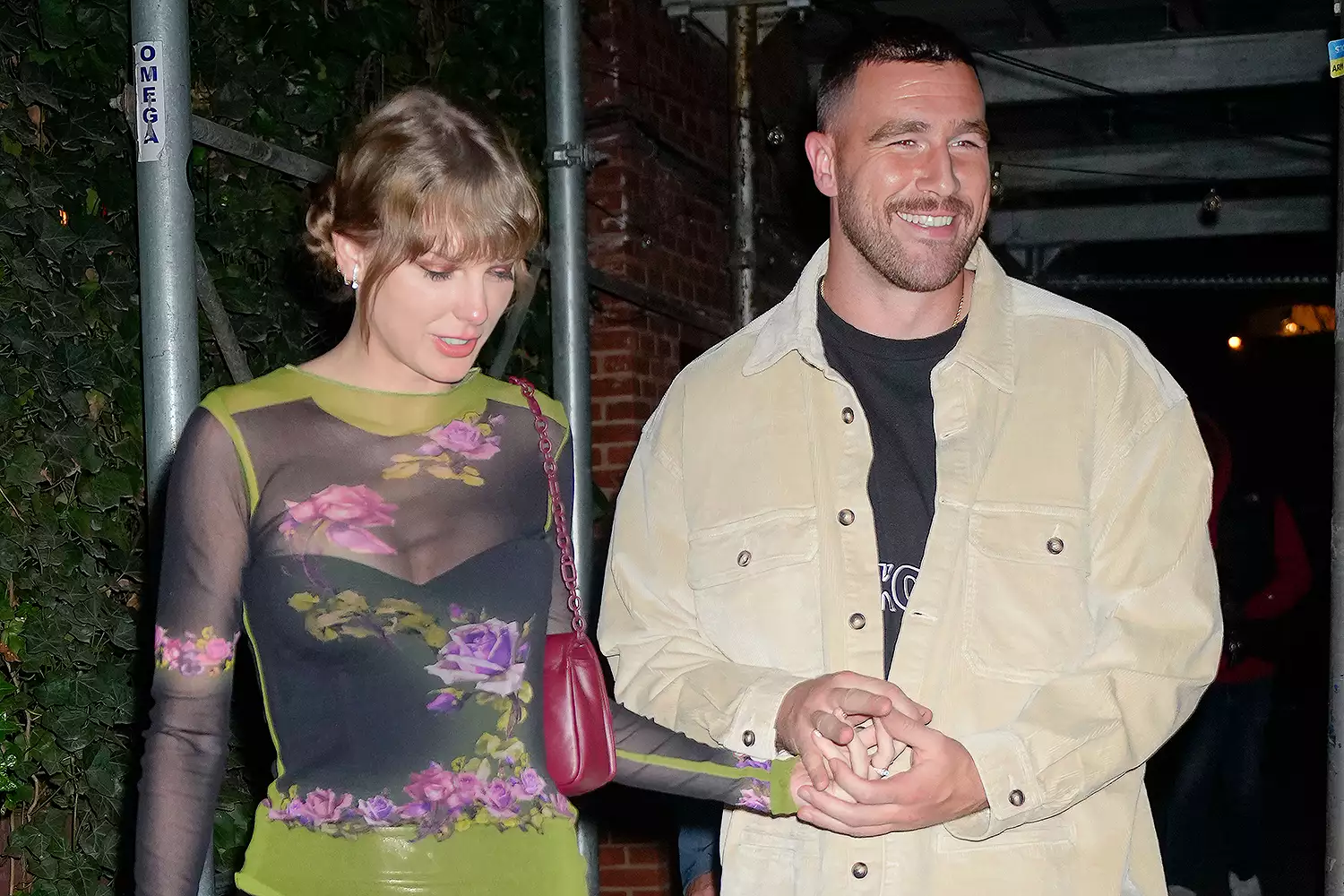 NEW YORK, NEW YORK - OCTOBER 15: Taylor Swift and Travis Kelce have dinner at Waverly Inn on October 15, 2023 in New York City. (