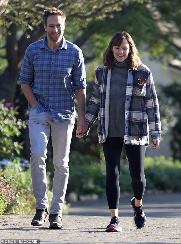 Jennifer Garner ¿s partner John Miller has reportedly told her it is not her responsibility to help 'fix' ex-husband Ben Affleck ¿s beleaguered marriage to Jennifer Lopez