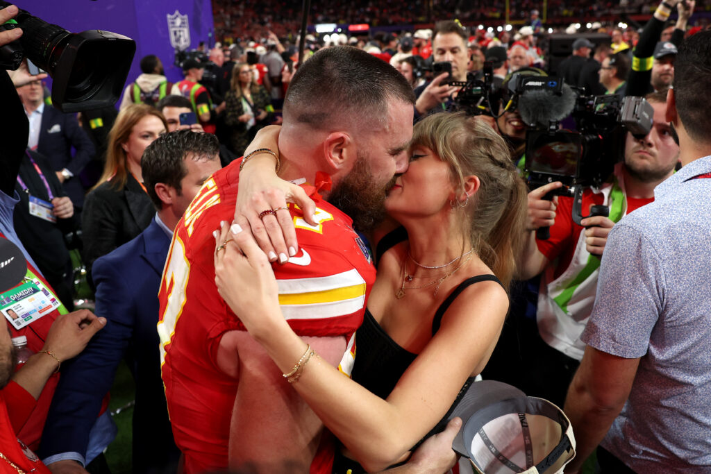 Travis Kelce kissing Taylor Swift