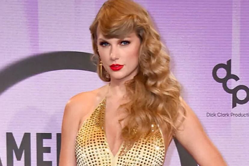 El brillante vestido de fiesta de año nuevo de Taylor Swift dejó a Travis Kelce con la boca abierta | Marcausa