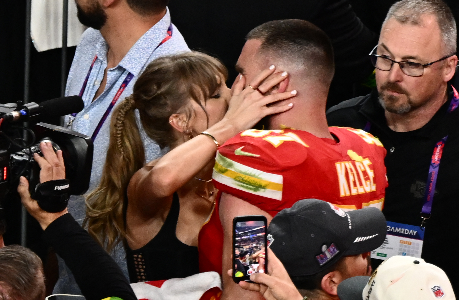 Taylor Swift kissing Travis Kelce