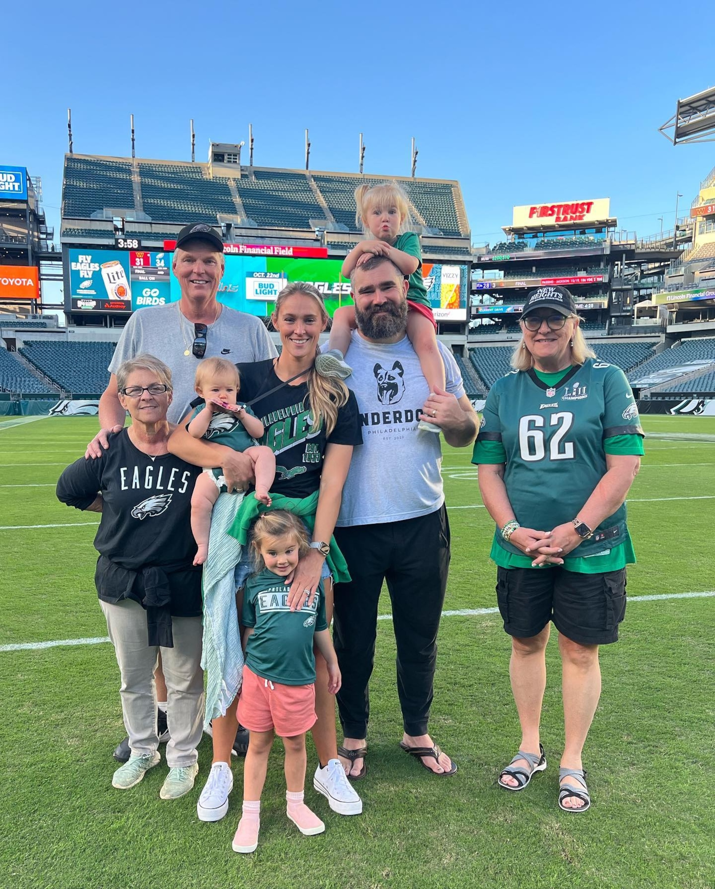 Jason Kelce's daughter Bennett cheers on dad at 1st NFL game - ABC News