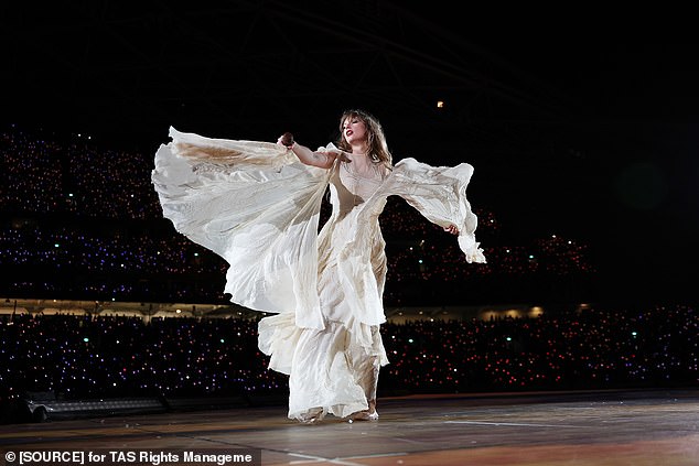 Taylor has established a tradition where she gives a signed hat to one lucky fan in the crowd while singing her song, 22