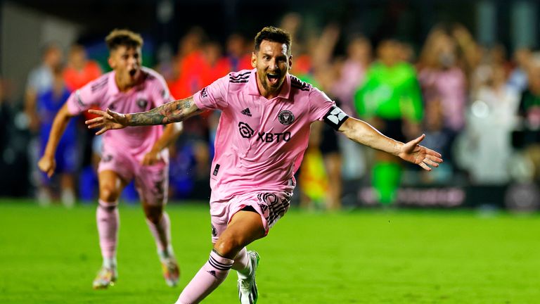 Lionel Messi Messi scores stunning last-gasp free-kick on Inter Miami debut in front of star-studded crowd | Football News | Sky Sports