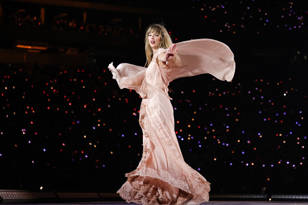 Taylor Swift performing