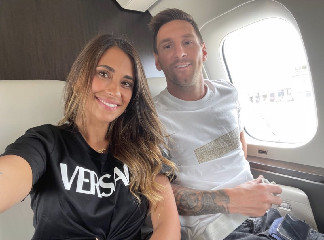 101 Great Goals on X: "Lionel Messi with his wife, Antonella, on their flight to Paris. ️ https://t.co/LQ1F2aDLsy" / X