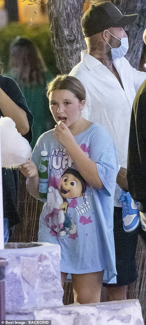 Yum! While Harper enjoyed some candy floss, as she held onto a bottle of sparkling water