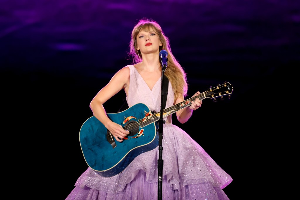 Taylor Swift performing