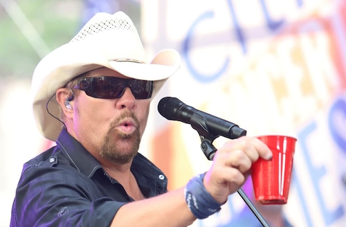 toby keith holding up a red solo cup