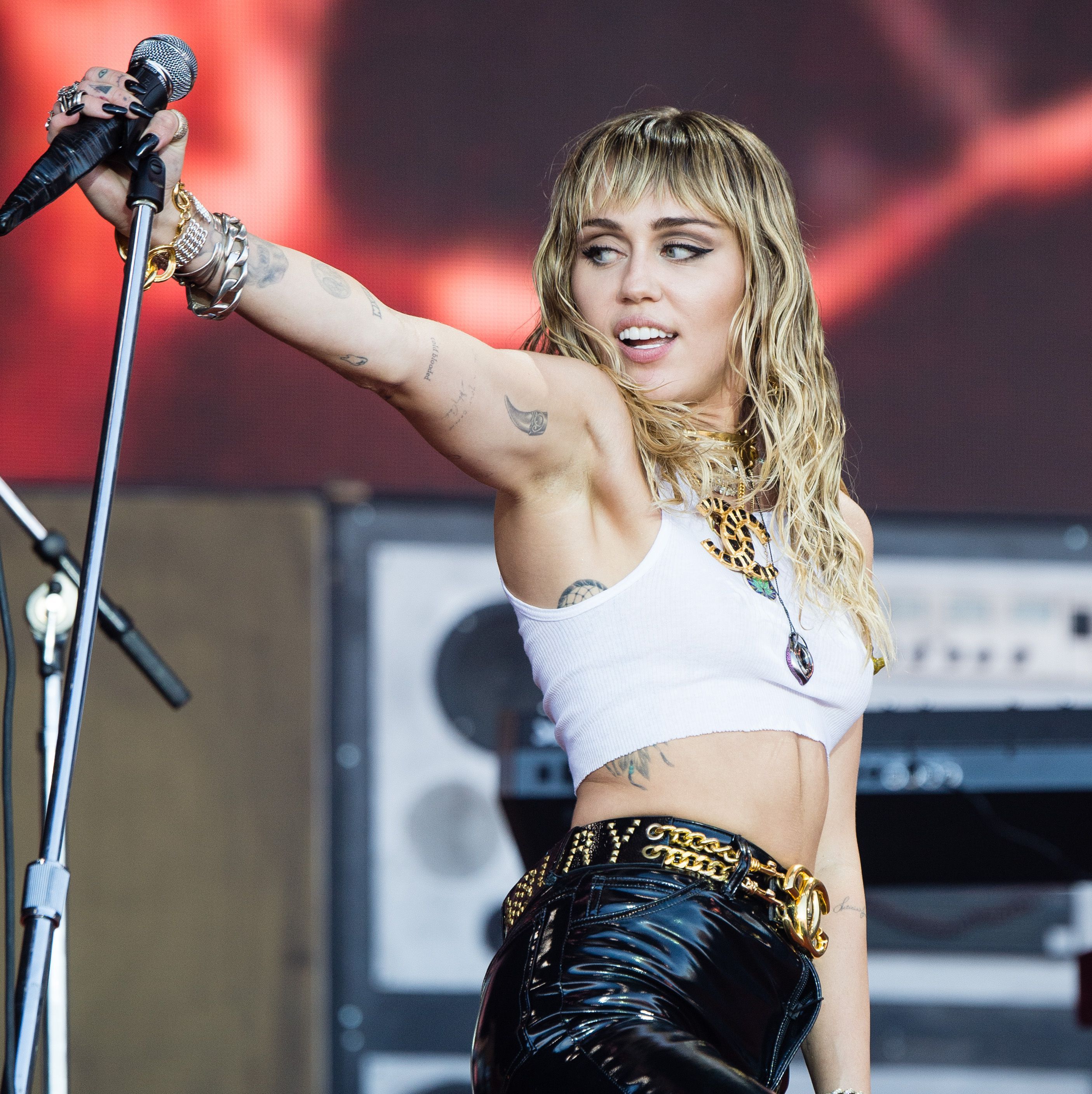 Miley Cyrus Just Covered Amy Winehouse at Glastonbury Festival | Miley cyrus, Cyrus, Miley cyrus photoshoot