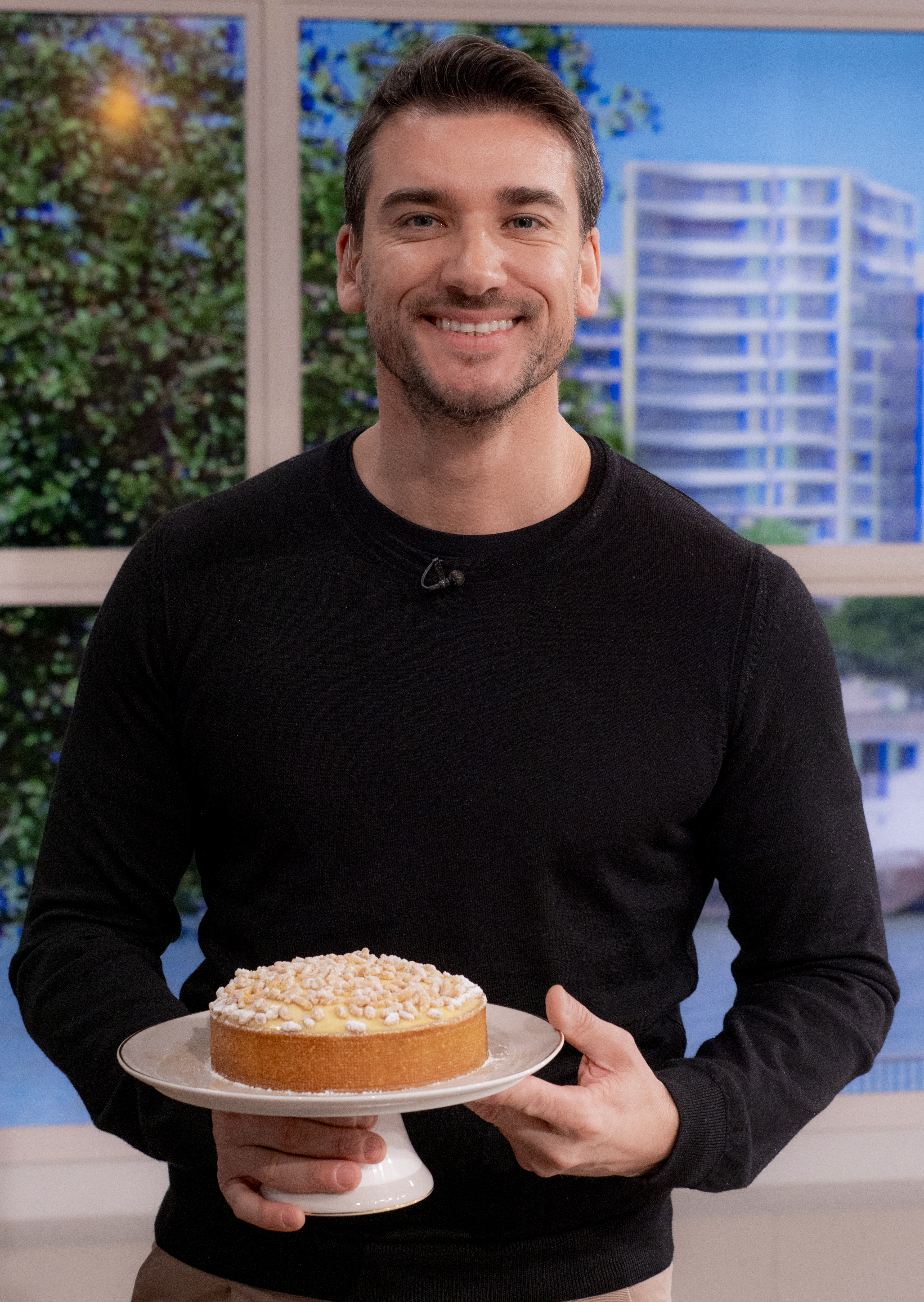 Damiano presented viewers with a beautiful cake