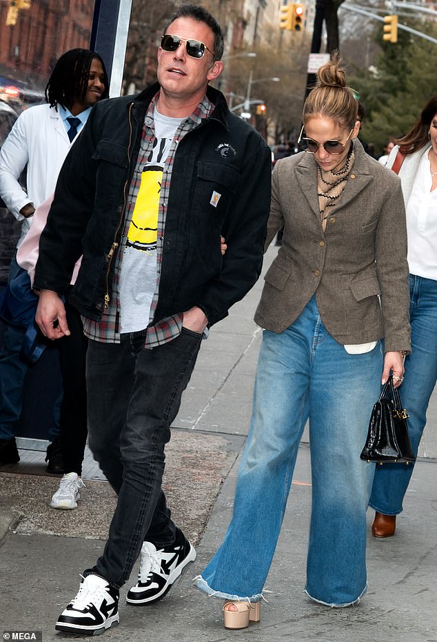 As they hoofed it down the sidewalk, Ben paused to graciously stand for pictures with a couple of fans who had approached him