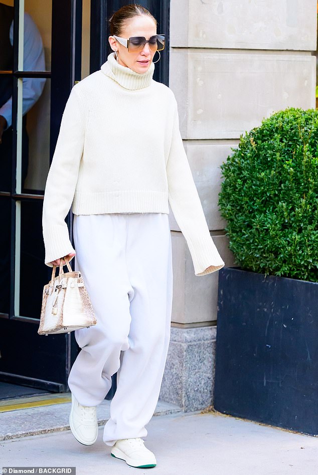 Jennifer was no doubt guarding her bag closely as she headed out to her next destination