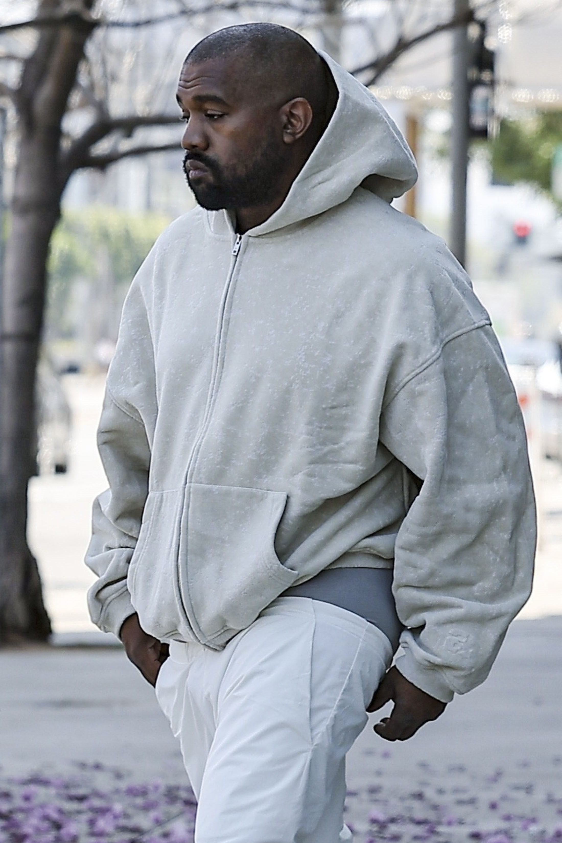 Kanye looked disheveled as his pants sagged