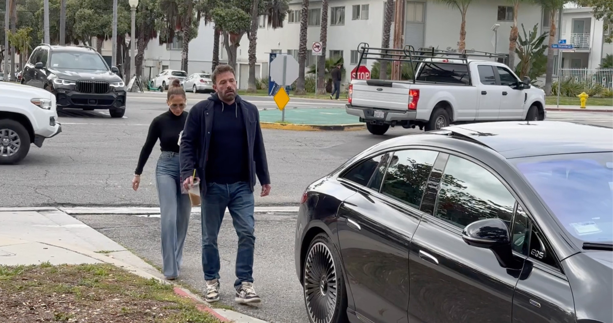 Ben Affleck and Jennifer Lopez on a tense coffee run