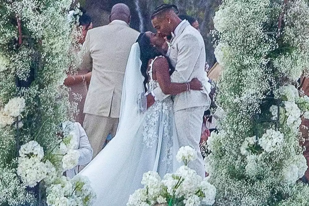 Cabo San Lucas, MEXICO - *EXCLUSIVE* - Simone Biles and Jonathan Owens tie the knot in Cabo San Lucas. Pictured: Simone Biles and Jonathan Owen BACKGRID USA 6 MAY 2023 BYLINE MUST READ: HEM / BACKGRID USA: +1 310 798 9111 / usasales@backgrid.com UK: +44 208 344 2007 / uksales@backgrid.com *UK Clients - Pictures Containing Children Please Pixelate Face Prior To Publication*