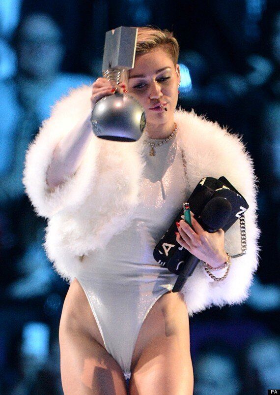 MTV EMAs 2013: Miley Cyrus hút thuốc trông giống Weed khi cô ấy giành giải cao nhất cho video 'Wrecking Ball' (HÌNH ẢNH) | HuffPost Vương quốc Anh Giải trí