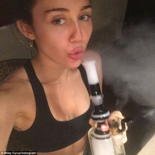 Miley Cyrus chia sẻ bức ảnh cô đang hút bong bóng trên Instagram | Thư hàng ngày trực tuyến