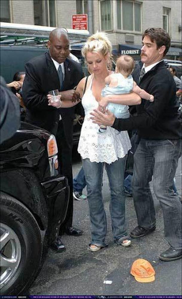 Sad moment of the American entertainment industry: Pregnant Britney Spears hugged her baby and cried in a cafe because she was surrounded by 321 paparazzi - 2