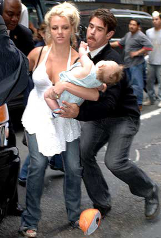 Sad moment of the American entertainment industry: Pregnant Britney Spears hugged her baby and cried in a cafe because she was surrounded by 321 paparazzi - 3