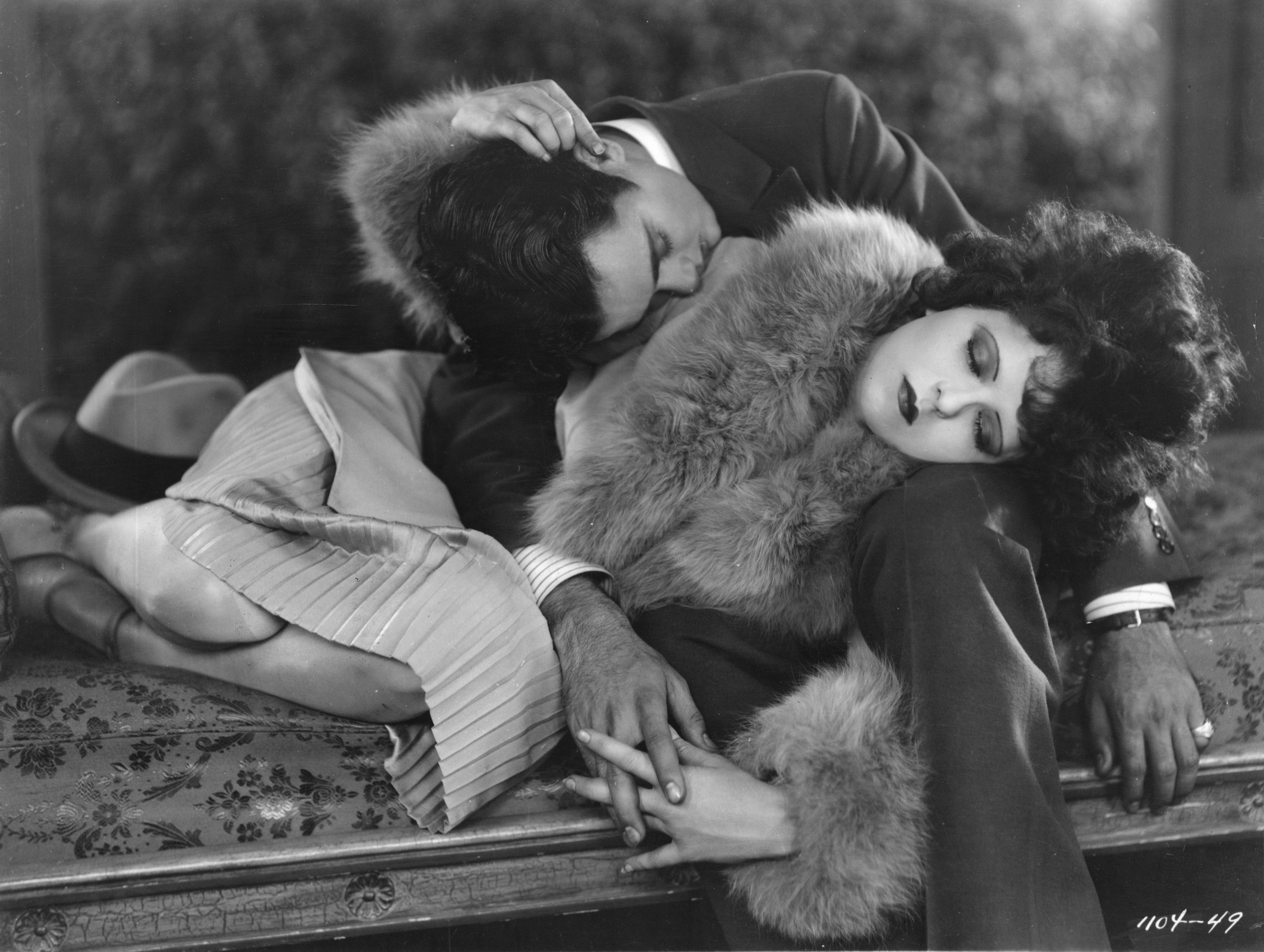 Charles ‘Buddy’ Rogers as Robert de Bellecontre and Clara Bow (1905 – 1965) as Nancy Worthington in the film ‘Get Your Man’