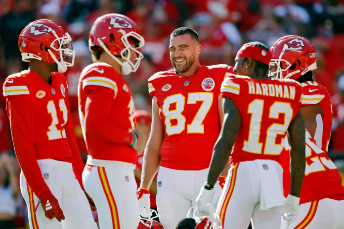 Travis Kelce cười rạng rỡ trên sân. Ảnh: Page Six