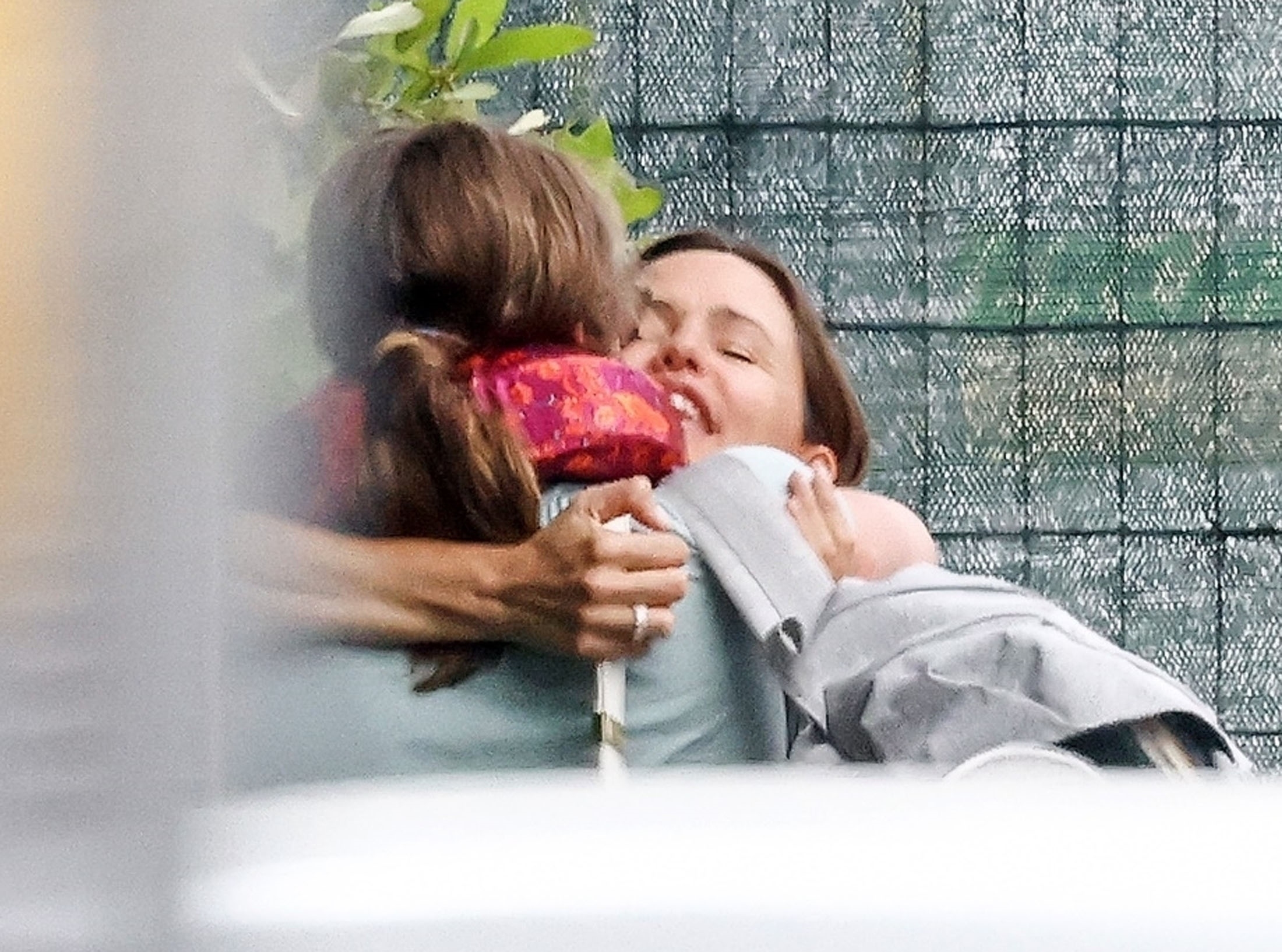 Violet and Jennifer Garner hugging.