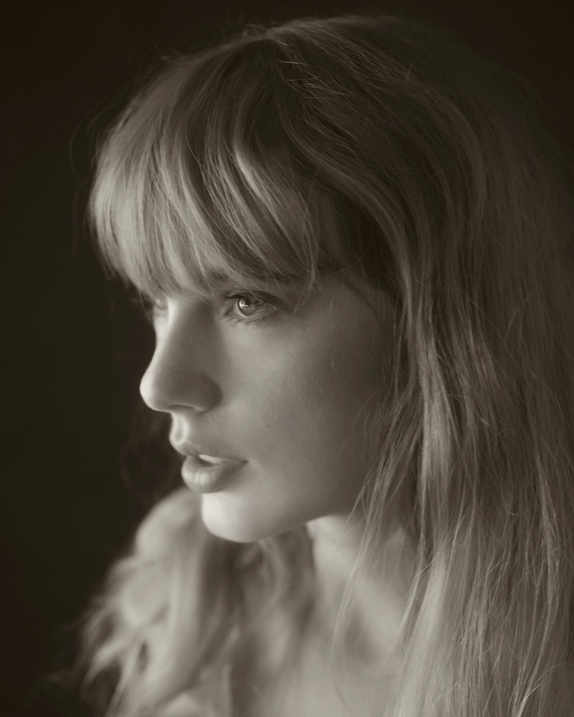 A black-and-white photo of Taylor Swift.