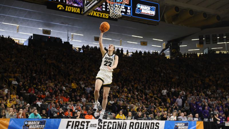 Caitlin Clark của Bang Iowa giành chiến thắng trong trận mở màn March Madness trong khi trọng tài bị loại trong trận đấu NC State-Chattanooga do 'xung đột nền'