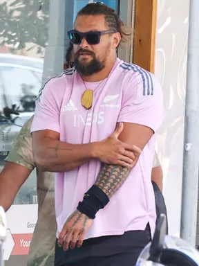 EXCLUSIVE: * NO DAILYMAIL ONLINE* Aquaman Jason Momoa spotted soaking up the scene at Bondi Beach in Sydney. During a break from filming in New Zealand, where the ‚ÄúJustice League" star is shooting his new Apple TV + series "Chief of War‚Äù, Jason Mamoa enjoyed a brunch at Bill‚Äôs in Bondi, before walking down to the ocean to check out the surf! The actor also showed off his massive new head tattoo. Pictured: Jason Mamoa Ref: SPL5490889 041022 EXCLUSIVE Picture by: Media-Mode / SplashNews.com Splash News and Pictures USA: +1 310-525-5808 London: +44 (0)20 8126 1009 Berlin: +49 175 3764 166 photodesk@splashnews.com World Rights, No Argentina Rights, No Australia Rights, No Bolivia Rights, No Brazil Rights, No Chile Rights, No Colombia Rights, No Costa Rica Rights, No Cuba Rights, No Dominican Republic Rights, No Ecuador Rights, No El Salvador Rights, No Guadeloupe Rights, No Guatemala Rights, No Mexico Rights, No Nicaragua Rights, No New Zealand Rights, No Paraguay Rights, No Peru Rights, No Panama Rights, No Portugal Rights, No Puerto Rico Rights, No Spain Rights, No Uruguay Rights, No Venezuela Rights