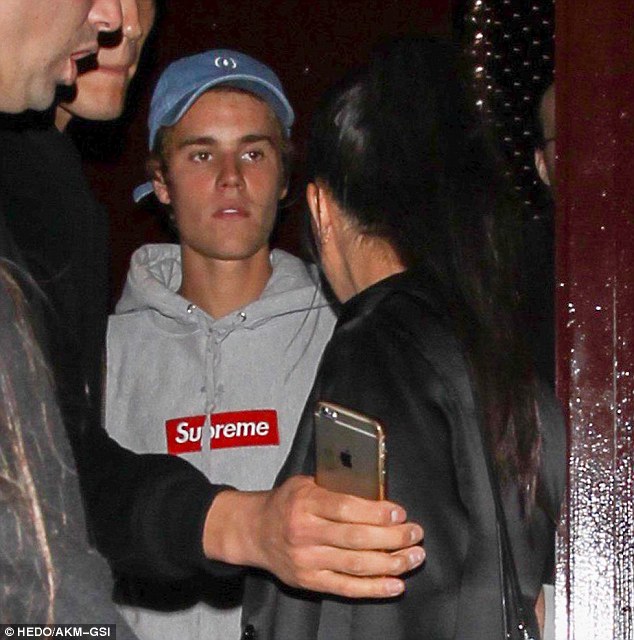 Justin Bieber's reaction to a series of photos of Selena Gomez hugging and kissing The Weeknd - Photo 5.