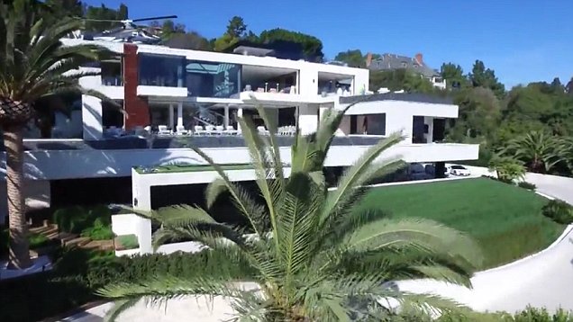 Watch: Inside Bruce Makowsky's 250 million dollar mansion | Metro Video